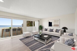 18004 Coastline Dr in Malibu, CA - Building Photo