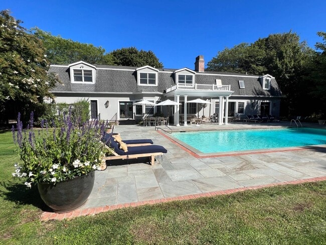 15 S Hill St in Southampton, NY - Building Photo - Building Photo