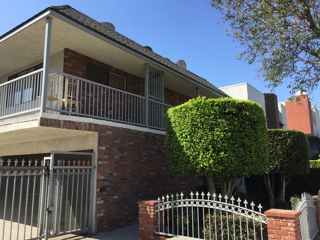 342 E Providencia Avenue in Burbank, CA - Building Photo - Building Photo