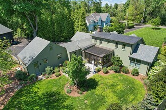 34 Sasco Creek Rd in Westport, CT - Building Photo - Building Photo