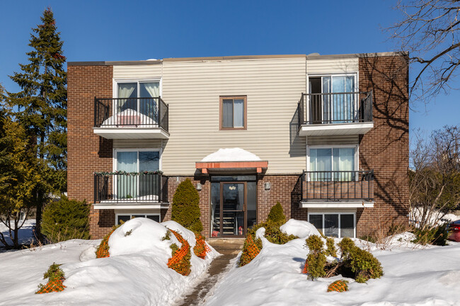 2245 Vallières Rue in Laval, QC - Building Photo - Primary Photo