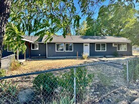 1076 Sunrise Way in Central Point, OR - Building Photo