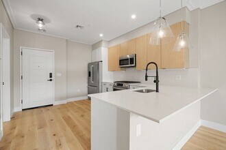 70 Leo M Birmingham Pkwy in Boston, MA - Foto de edificio - Building Photo