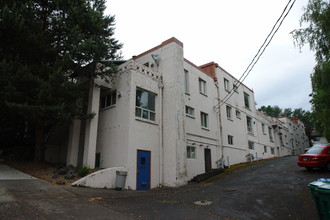 Richardson Court Apartments in Portland, OR - Building Photo - Building Photo