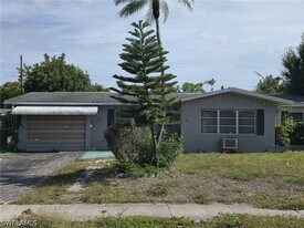 33 Broadway Cir in Ft. Myers, FL - Building Photo
