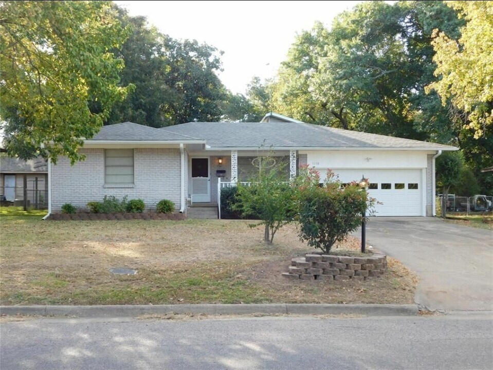 1118 W McGee St in Sherman, TX - Building Photo