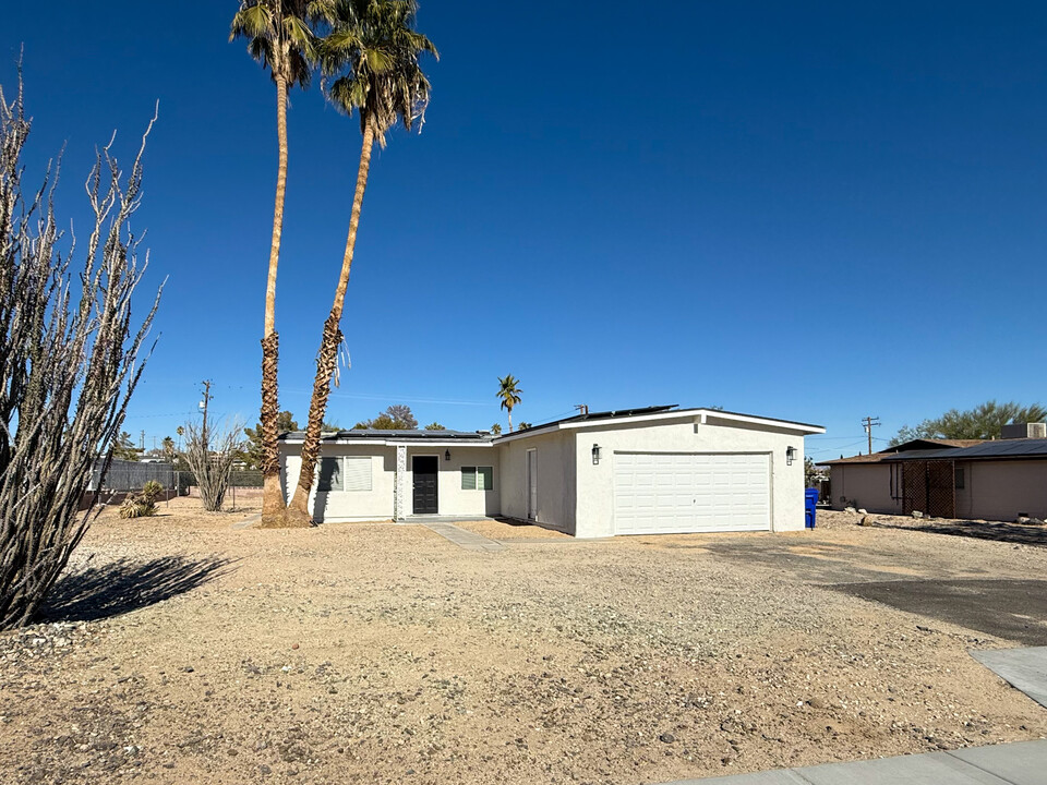 73146 El Paseo Dr in Twentynine Palms, CA - Foto de edificio