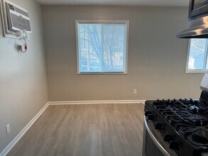 3240 Heatherton Dr in Davenport, IA - Building Photo - Building Photo