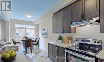 625 Sweetwater Cres in Newmarket, ON - Building Photo - Building Photo