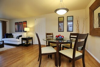 Ballinger Commons Apartments in Shoreline, WA - Building Photo - Interior Photo