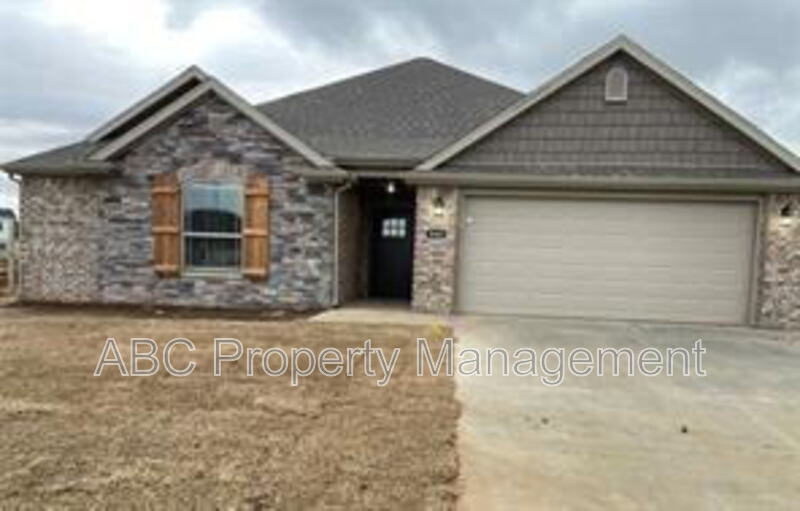 426 W Tyler Rd in Farmington, AR - Building Photo