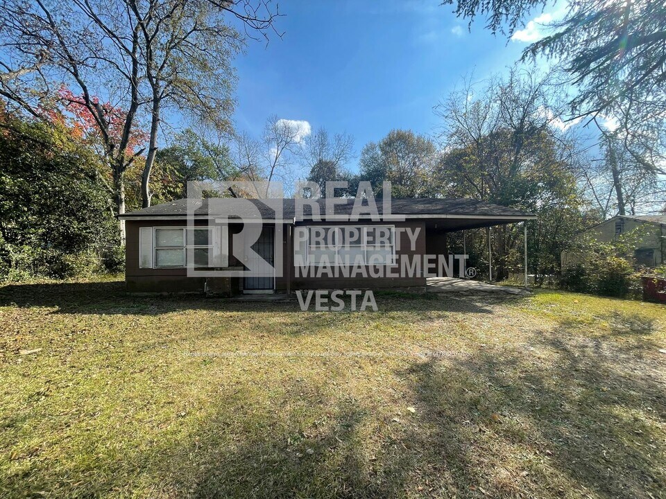 1586 Hurley Cir in Macon, GA - Building Photo