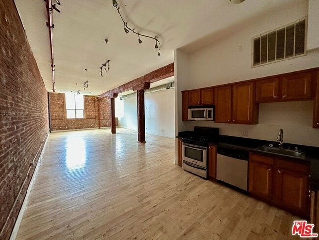 property at 726 S Santa Fe Ave