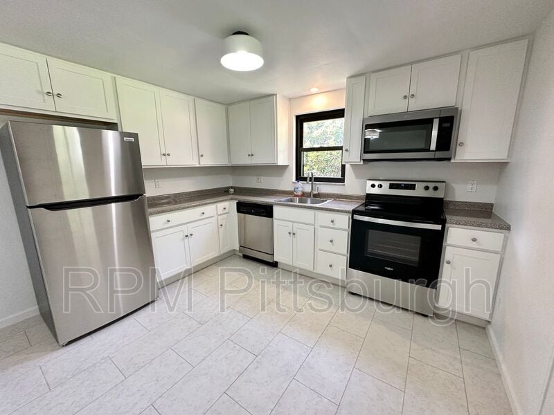 6416 Verona Rd in Verona, PA - Building Photo