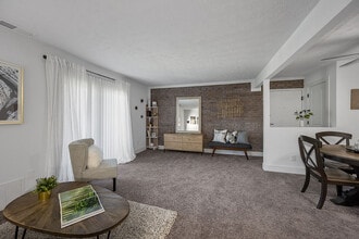 Millcroft Apartments in Milford, OH - Foto de edificio - Building Photo