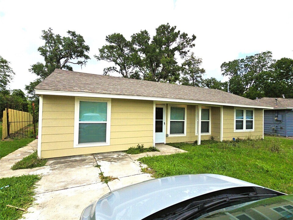 9121 Lazydale Ln in Houston, TX - Building Photo