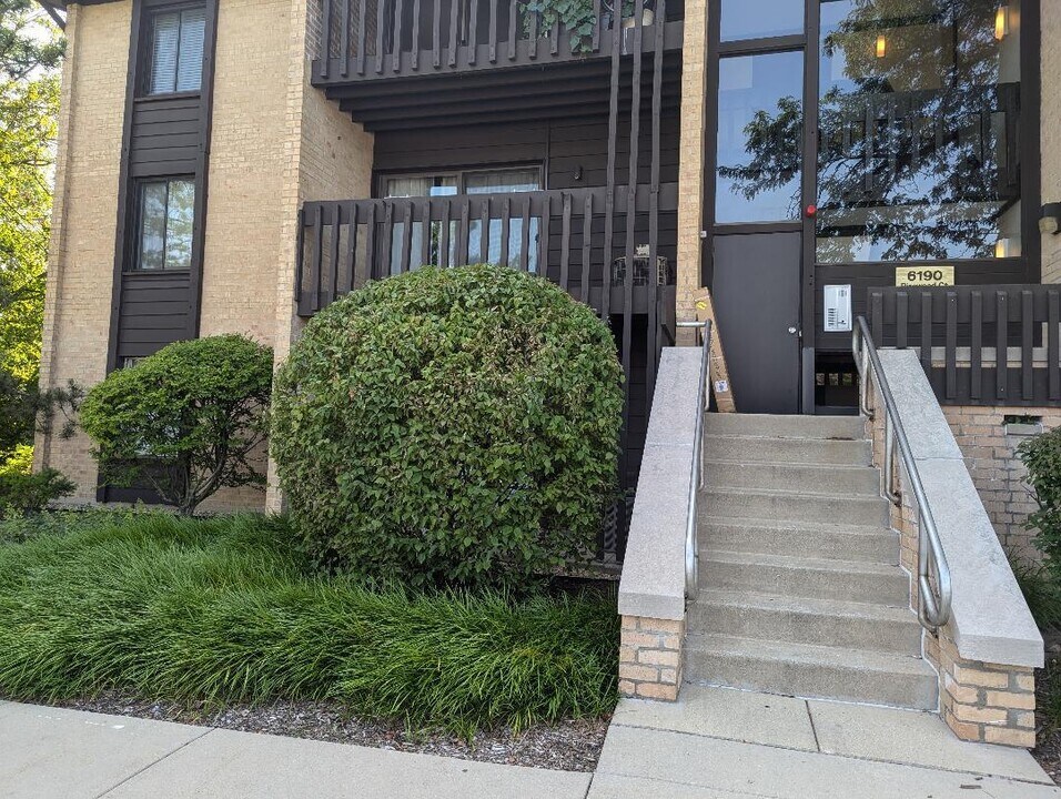 6190 Pinewood Ct in Willowbrook, IL - Building Photo