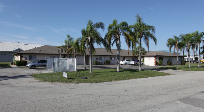 1412 SE 8th Ter in Cape Coral, FL - Building Photo - Building Photo