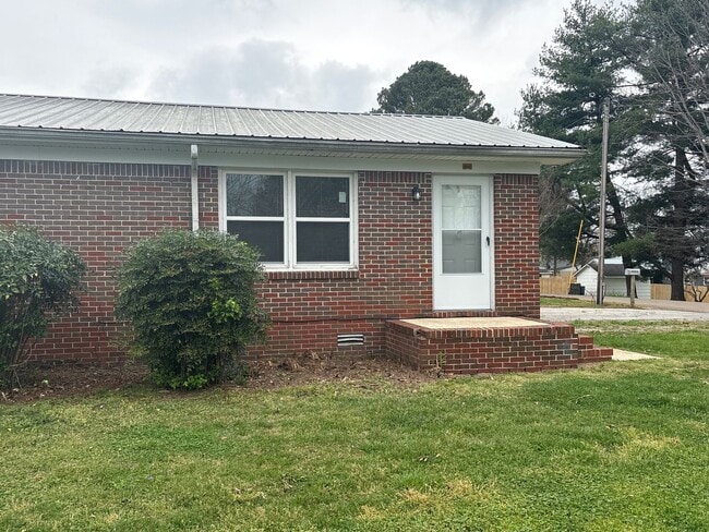 400 W Market St in Decherd, TN - Building Photo - Building Photo