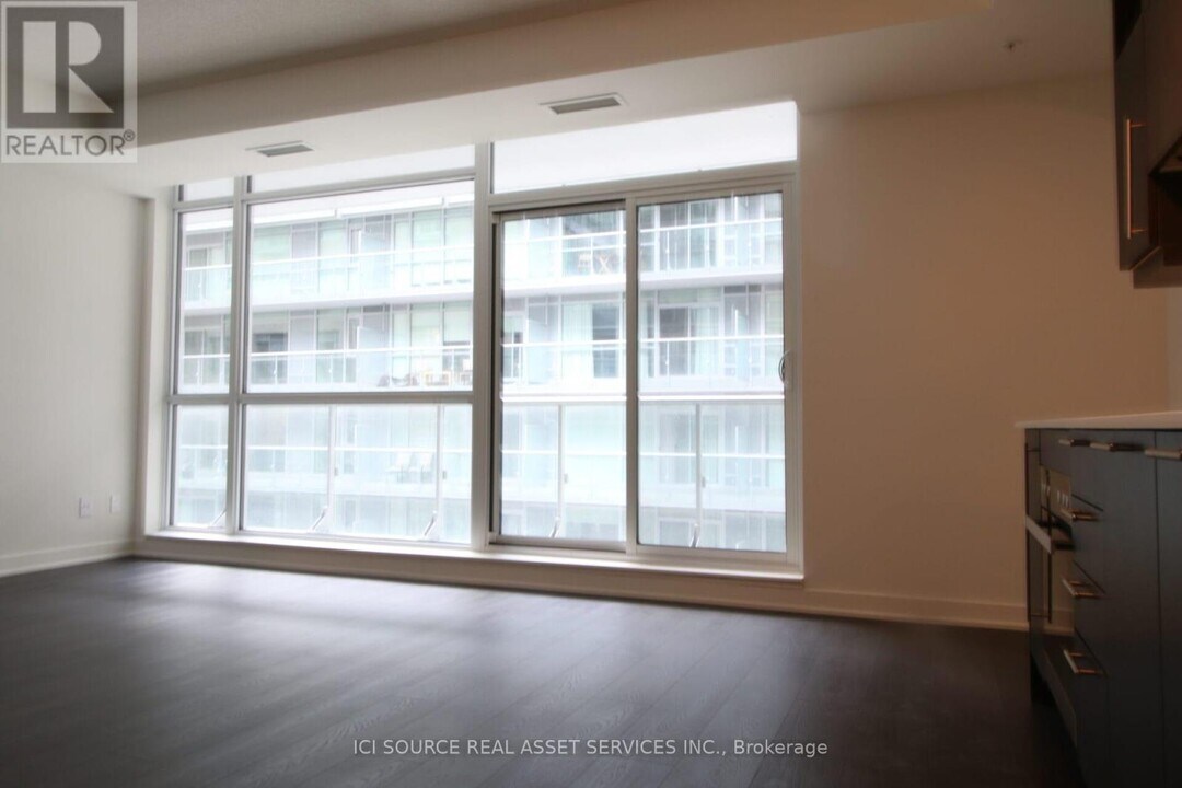 30-430 Nelson St in Toronto, ON - Building Photo