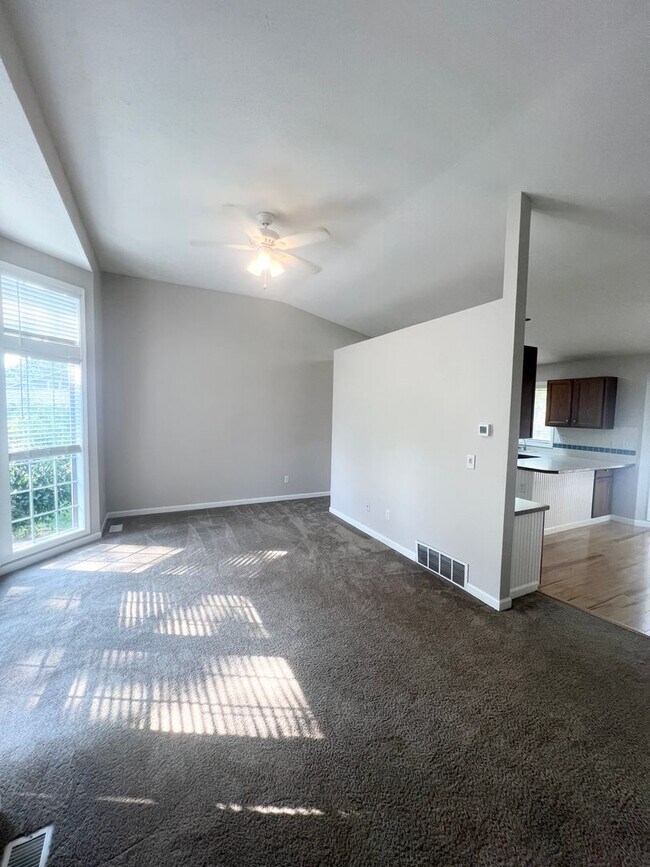 113 E Franklin Dr in Nine Mile Falls, WA - Building Photo - Building Photo