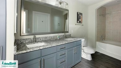 18101 Point Lookout Dr, Unit 124 in Houston, TX - Foto de edificio - Building Photo