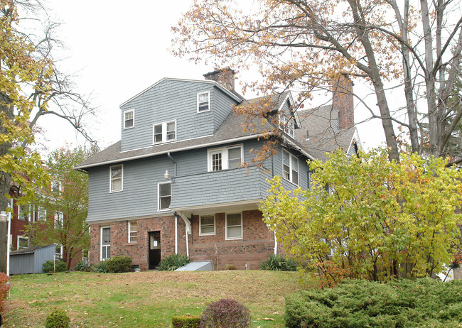 727 Farmington Ave in West Hartford, CT - Foto de edificio - Building Photo