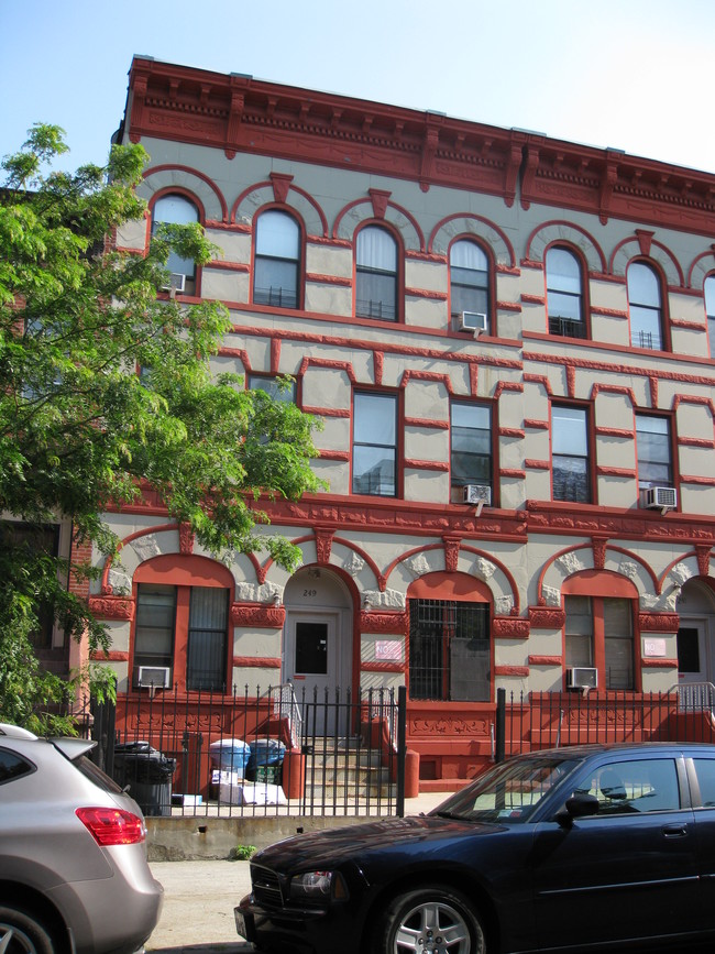 249 Vernon Ave in Brooklyn, NY - Building Photo - Building Photo