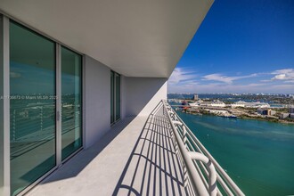 335 S Biscayne Blvd in Miami, FL - Building Photo - Building Photo