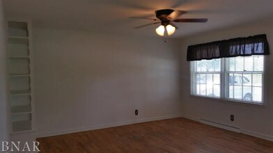 806 S Cottage Ave in Normal, IL - Building Photo - Building Photo