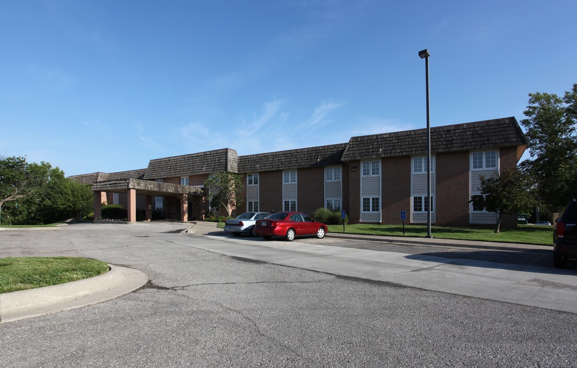 Arbour Court Retirement Community at Alvamar in Lawrence, KS - Foto de edificio