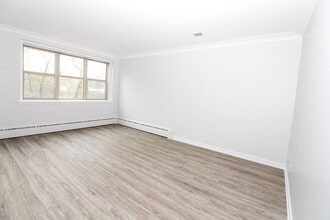 43 Roslyn Road in Winnipeg, MB - Building Photo - Building Photo