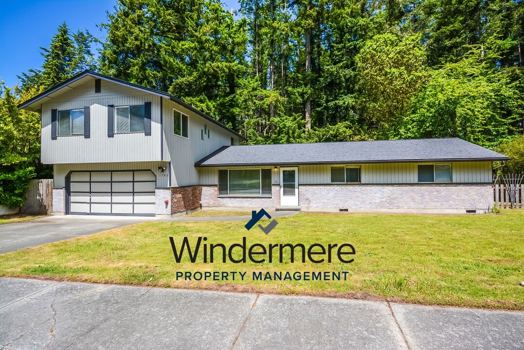 1792 NE Sumner Dr in Oak Harbor, WA - Building Photo