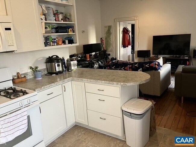 711 W Main St-Unit -Apt. B in Charlottesville, VA - Building Photo - Building Photo