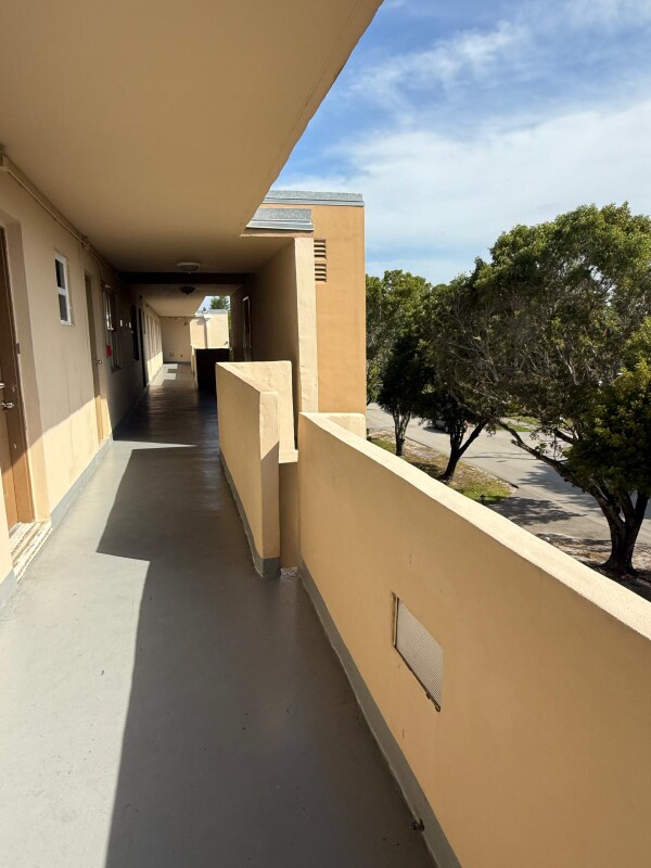 1401 NE 191st St in North Miami Beach, FL - Foto de edificio - Building Photo