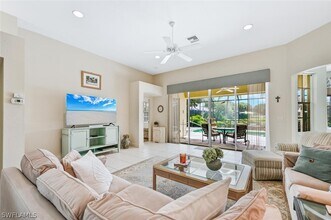 2259 Island Cove Cir in Naples, FL - Foto de edificio - Building Photo