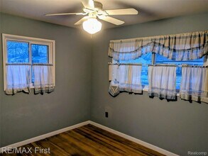 247 Hecht Dr in Madison Heights, MI - Foto de edificio - Building Photo