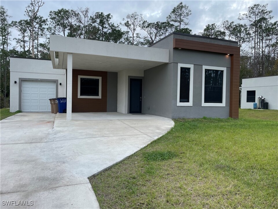 141 Greenbriar Blvd in Lehigh Acres, FL - Building Photo