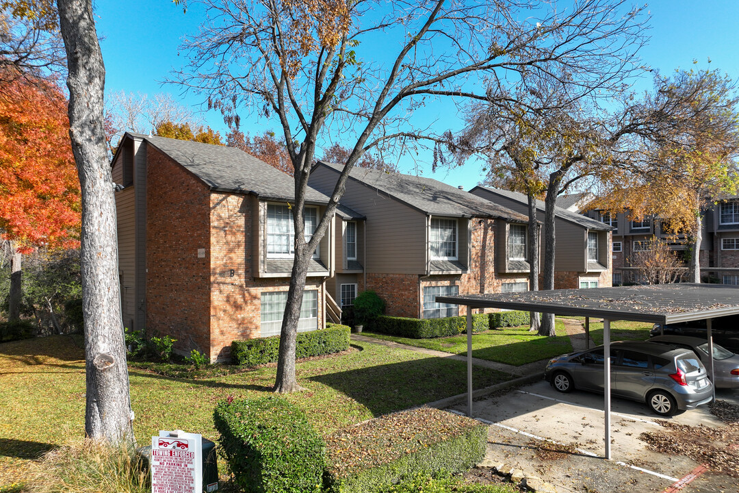 Woodlands I On The Creek in Dallas, TX - Building Photo