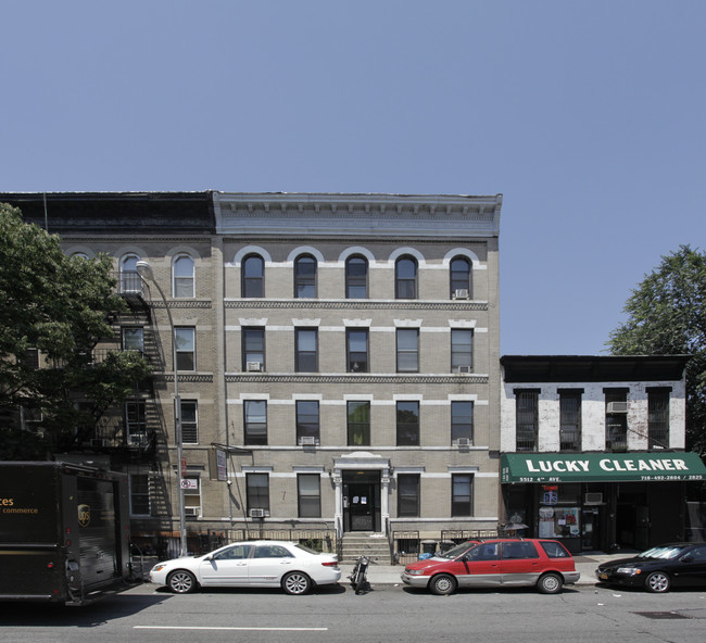 5516 Fourth Ave in Brooklyn, NY - Foto de edificio - Building Photo