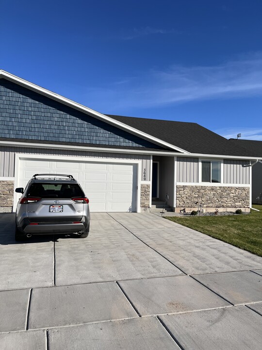 3689 E St in Idaho Falls, ID - Foto de edificio