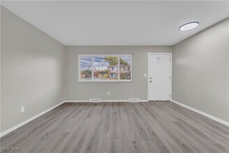 1392 E 263rd St in Euclid, OH - Foto de edificio - Building Photo