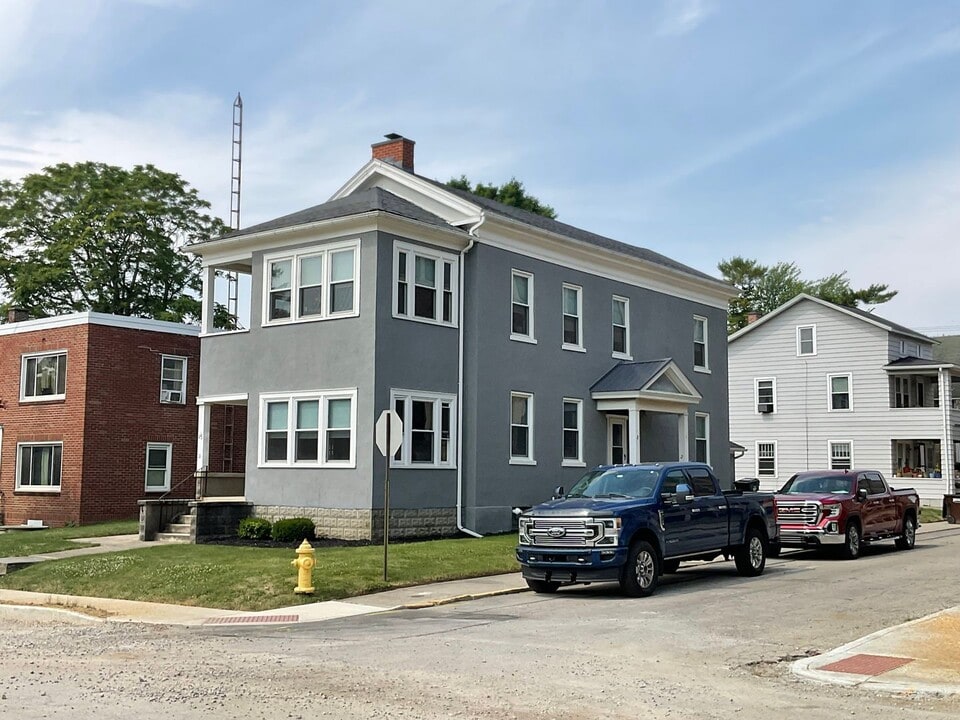 2 Schonhardt St in Tiffin, OH - Building Photo