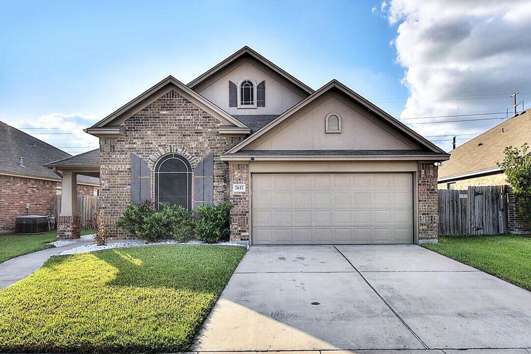 7637 Cattlemen Dr in Corpus Christi, TX - Building Photo