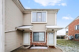 30657 Hidden Pines Ln in Roseville, MI - Building Photo