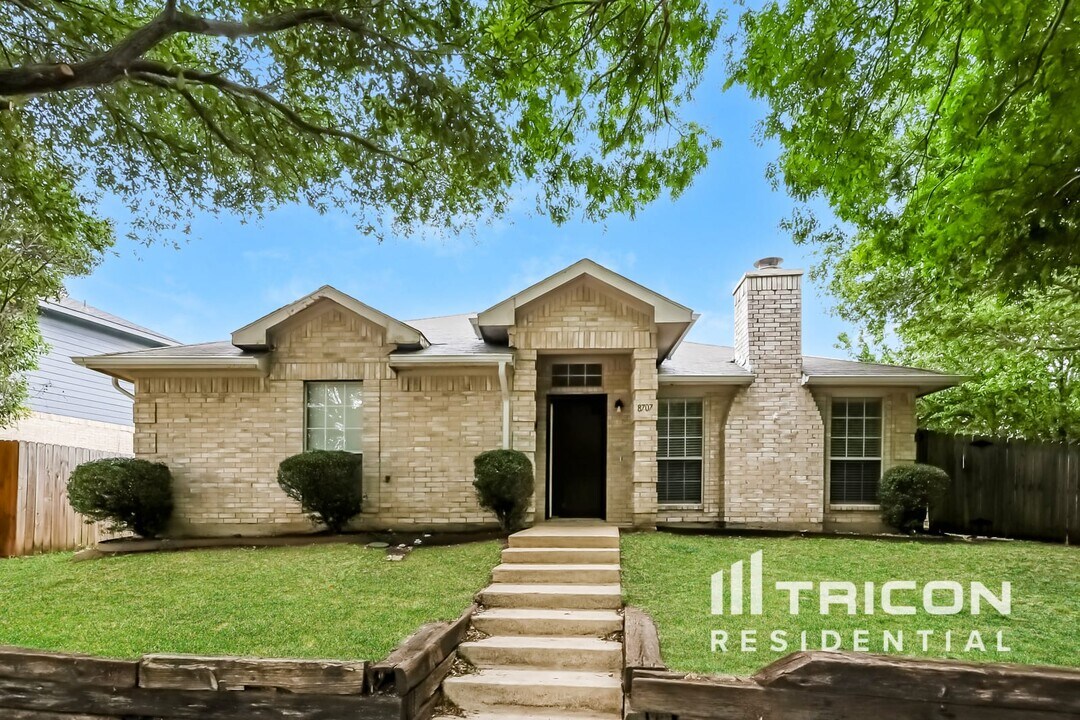 8707 Woodrigg Dr in Dallas, TX - Building Photo