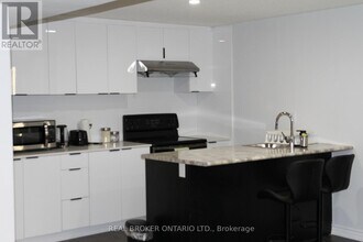 31 Swordfish Dr in Whitby, ON - Building Photo - Building Photo