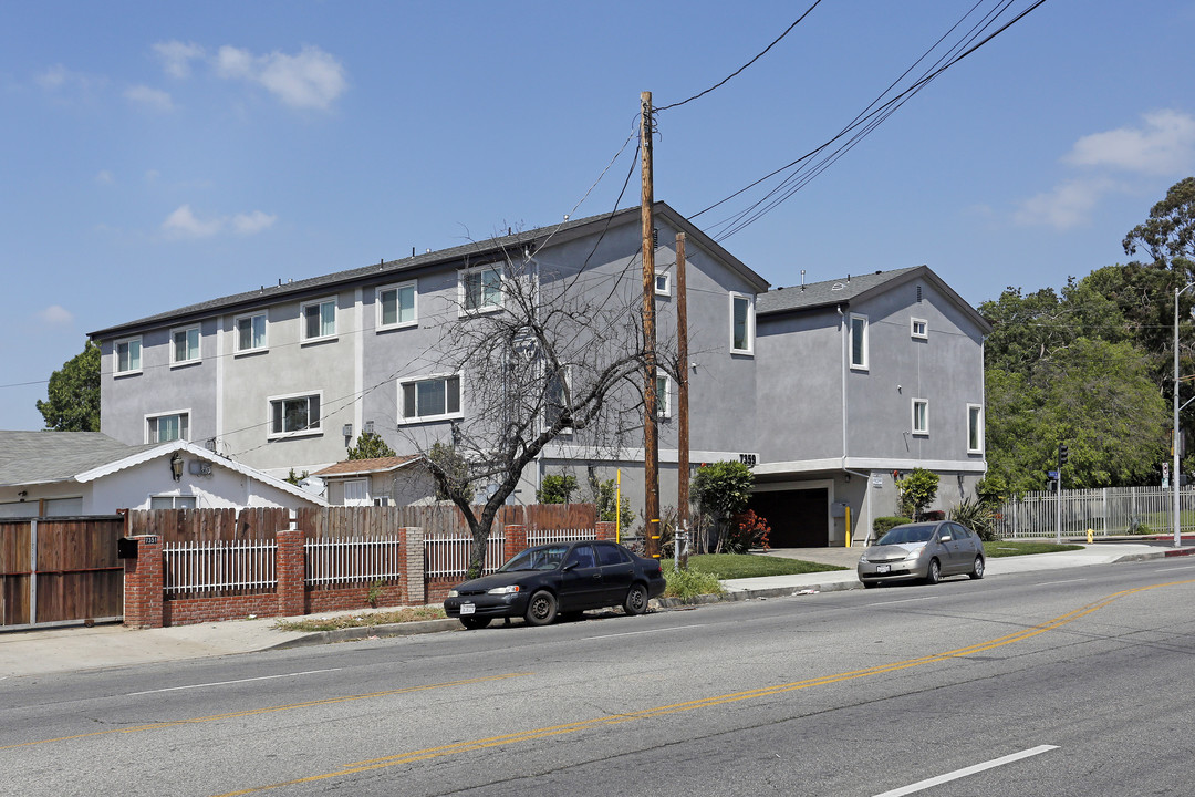 7359 Kester Ave in Van Nuys, CA - Building Photo