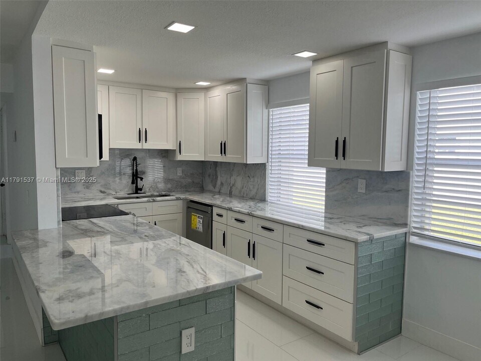 98 Normandy Ln in Delray Beach, FL - Building Photo