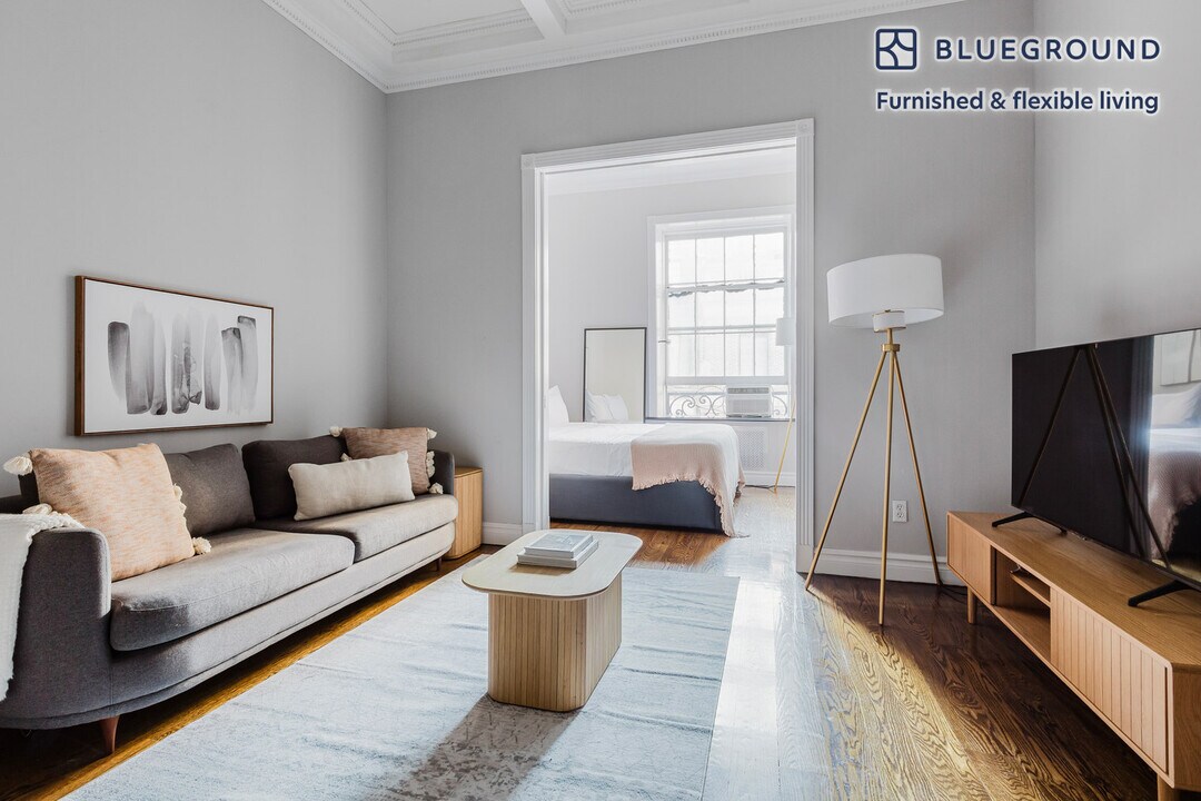 7 E 75th St in New York, NY - Building Photo